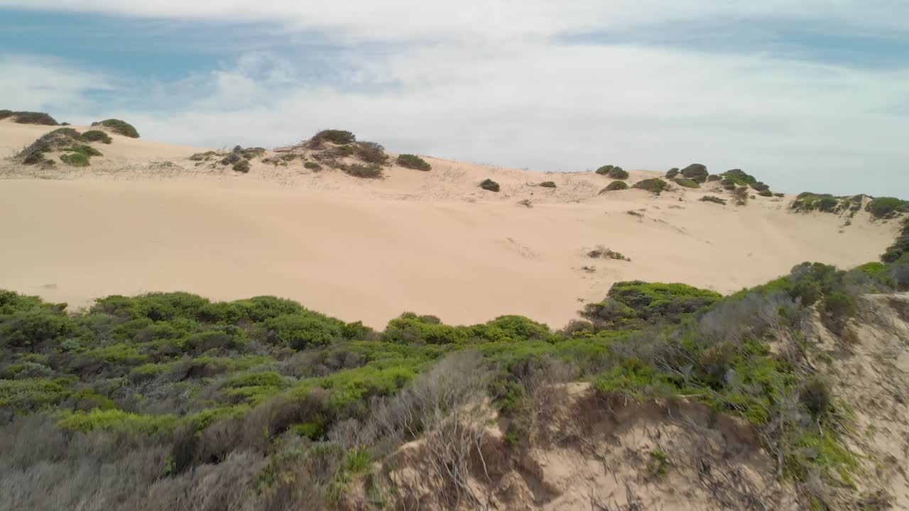 toma aérea de grandes dunas de arena en victoria australia