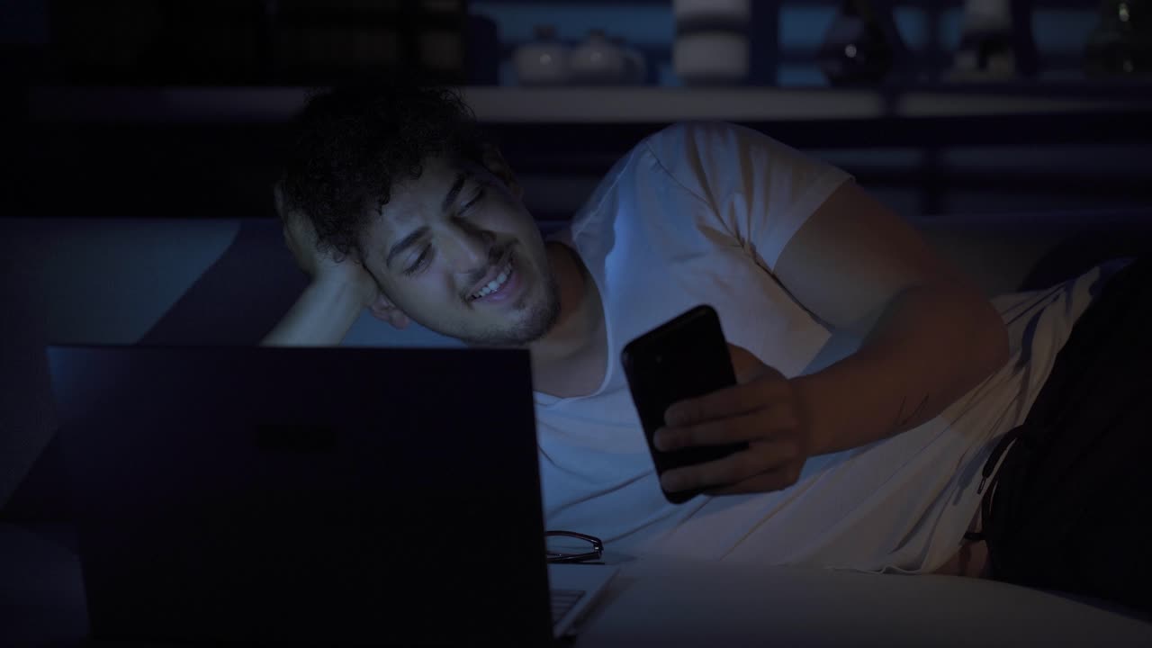 Giovane uomo che ascolta al telefono e naviga