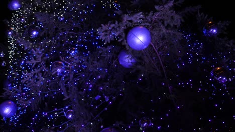 decoración del árbol de navidad por la noche en la ciudad