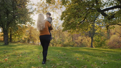 Mom-and-son-are-walking-in-the-autumn-park