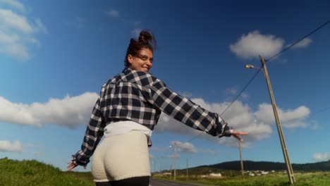 mujer feliz posando en un camino de campo