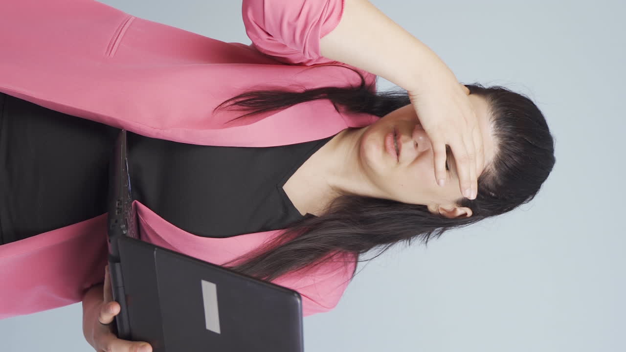 편두통을  ⁇ 고 있는 사업가 여성의 수직 비디오입니다.