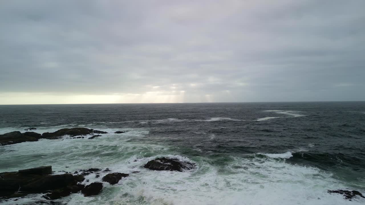 라스 쿠하스 해변 (las cujas beach) 은 칠레의 발파라이소 지방의 자팔라르에 위치한 해안 가장자리에 있는 바위입니다.
