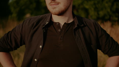 retrato de un hombre de moda con gafas de sol mirando a la cámara al aire libre 1