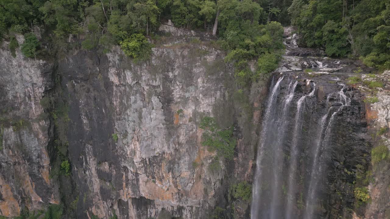 vista aérea de las cataratas purling brook en el parque nacional springbrook, interior de la costa dorada, queensland, australia