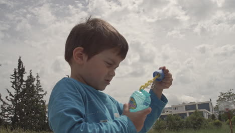 niño juega con un juguete que sopla burbujas 60fps