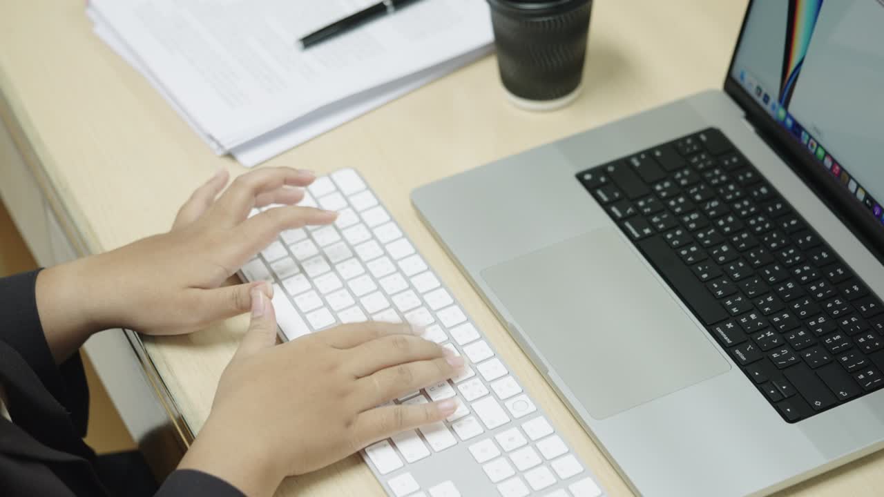 사무실 책상에서 정보 검색, 마케팅 연구 보고서를 위해 노트북 컴퓨터 키보드에 타이핑하는 사업가의 손