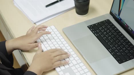 사무실 책상에서 정보 검색, 마케팅 연구 보고서를 위해 노트북 컴퓨터 키보드에 타이핑하는 사업가의 손