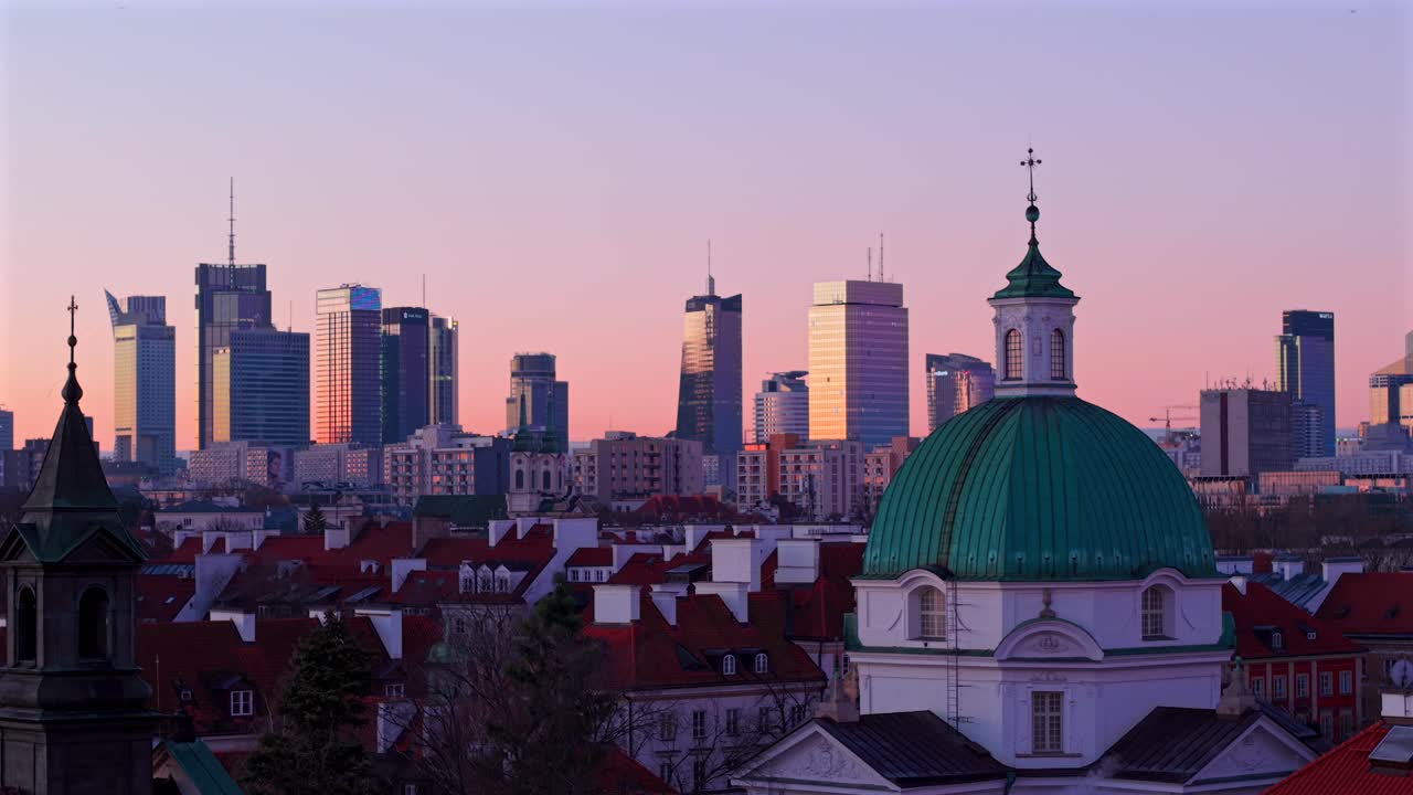 центр варшавы горизонт и небоскреб на заднем плане со старой католической церковью и красными крышами зданий на переднем плане на рассвете, спускающийся дрон