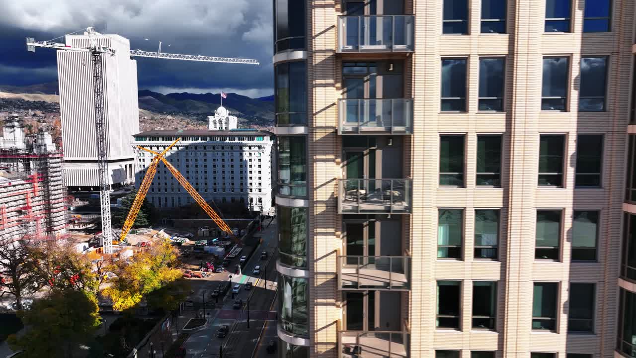 aéreo - edificio 99 oeste y calle temple, salt lake city, utah, revelación de la izquierda del camión