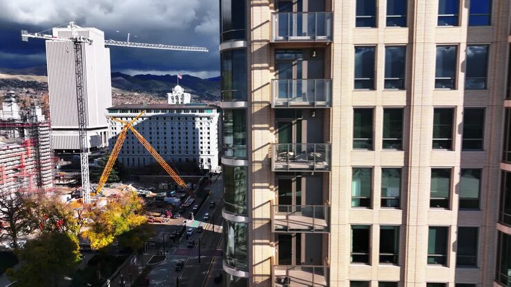 AEREA - Edificio 99 West e Temple Street, Salt Lake City, Utah, camion che rivela sulla sinistra