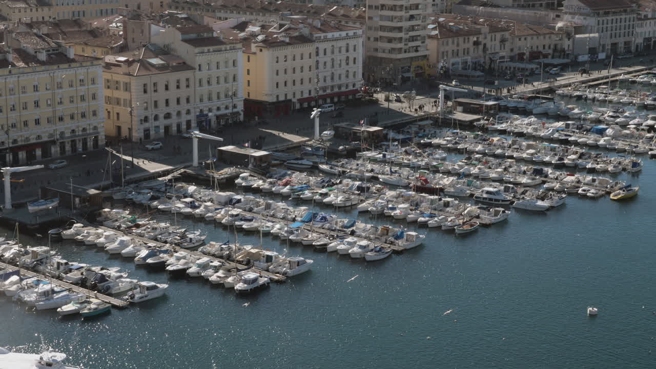 프랑스 마르세일 항구에 있는 보트 정박장