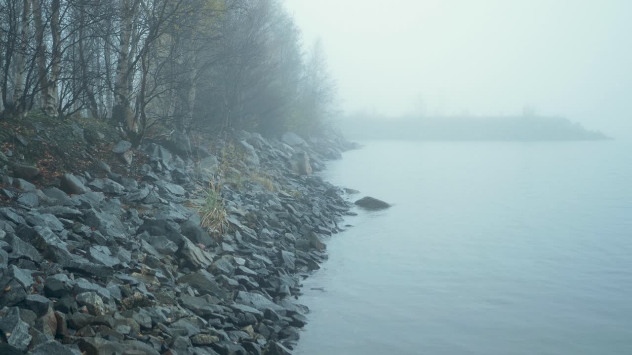 흐린 날씨에 젖은 추운 날 바위가 많은 발트해 연안 - 크레인 위로 와이드 샷 공개