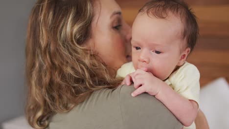 Video-Einer-Glücklichen-Kaukasischen-Mutter,-Die-Ihr-Neugeborenes-Baby-Umarmt