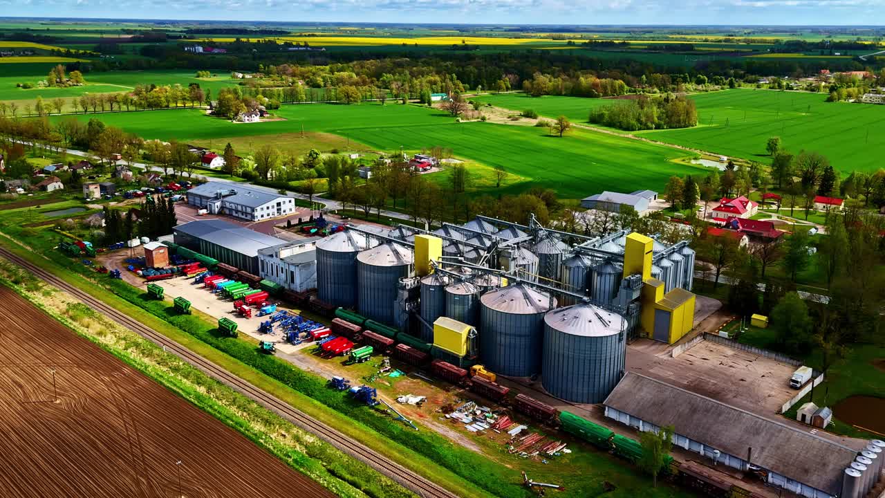 Landwirtschaftliche Ernte, Silolagerung, industrieller Lagerbereich für Getreide und Mais, Luftaufnahme