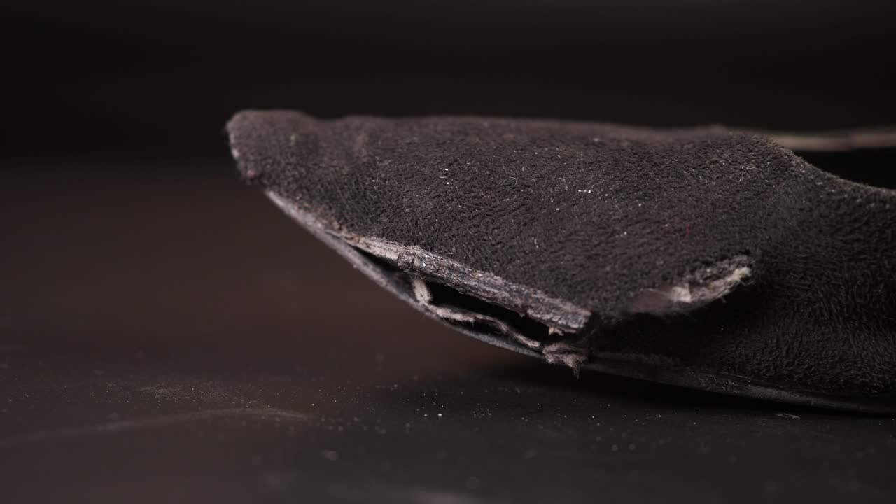 Scarpa piatta scamosciata nera danneggiata