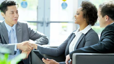 hombres de negocios multiétnicos mujeres en la reunión