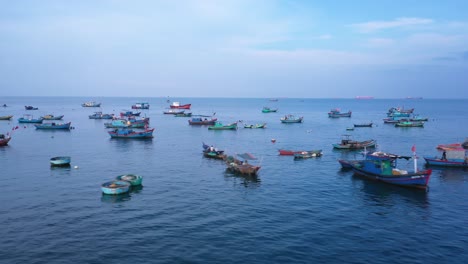 Barcos-Pesqueros-Anclados-En-La-Marina-En-Vung-Tau-Iin-Luz-De-La-Mañana-Temprano