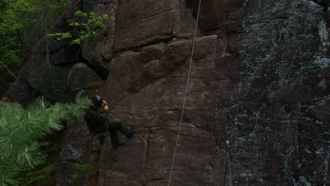 miembros de las fuerzas armadas canadienses repelen en petawawa, ontario.