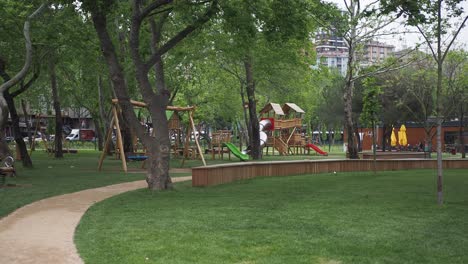 parque infantil de la ciudad con estructuras de juego y área de picnic