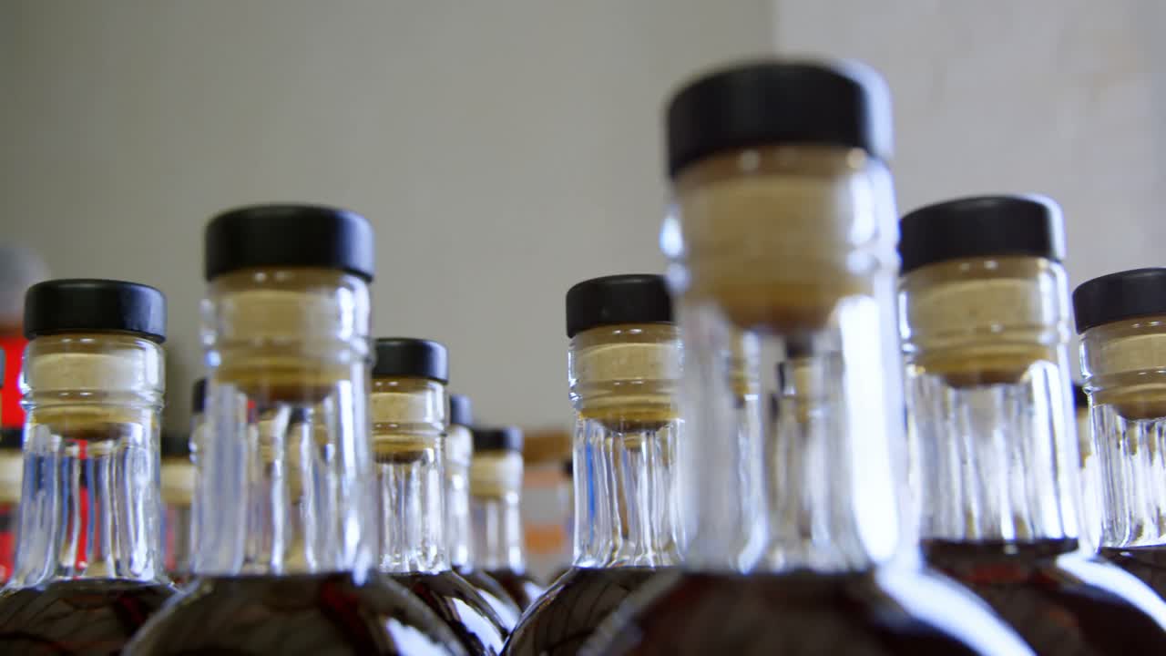 botellas de licor dispuestas en la fábrica 4k