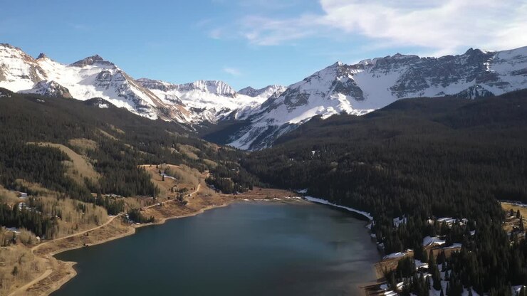 Lago delle trote nelle Montagne Rocciose con drone in avanzamento