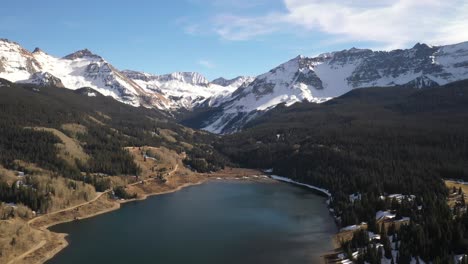 lac à truites dans les montagnes rocheuses avec drone avançant