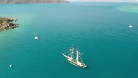 velero navega en un maravilloso mar cristalino, vista aérea desde drones