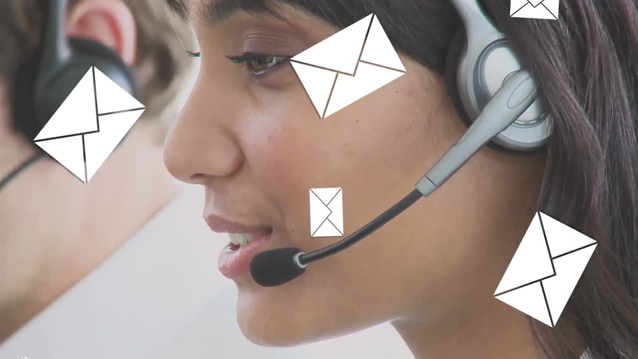 un agente afroamericano del centro de llamadas hablando.