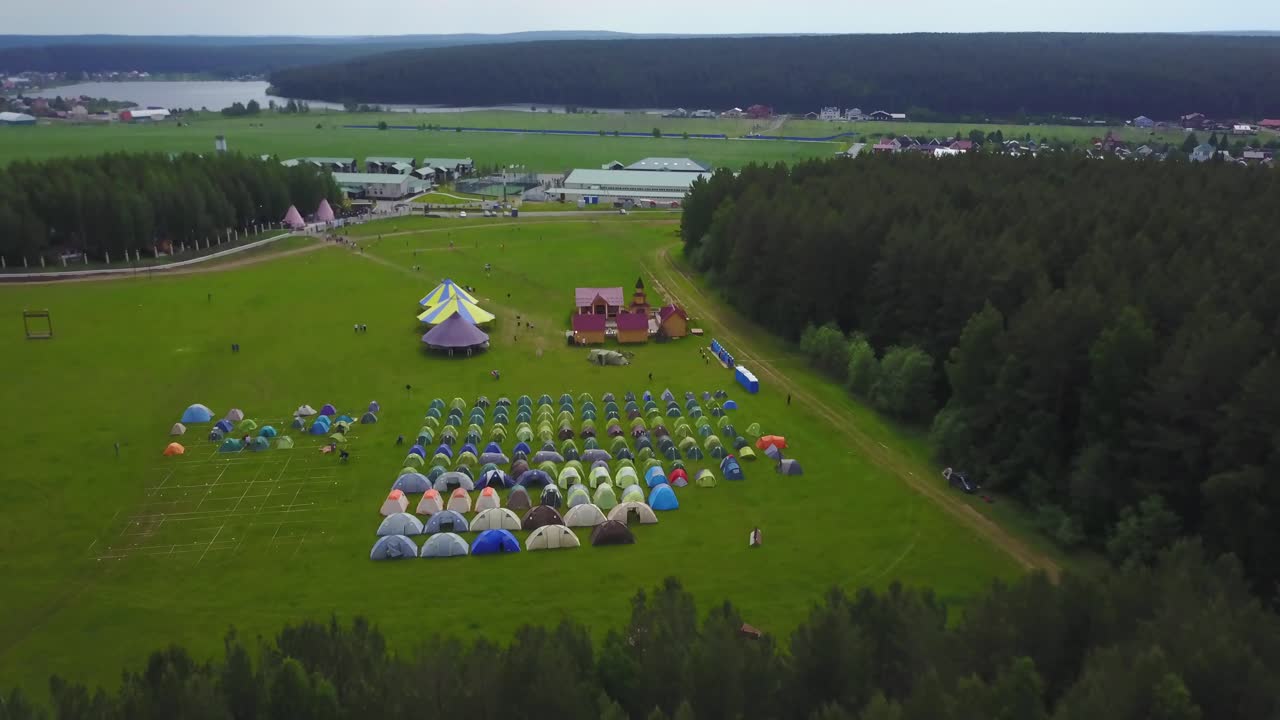 воздушный вид большого лагерного фестиваля