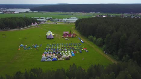 luftaufnahme eines großen campingfestivals