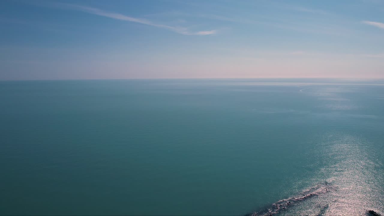 이탈리아 누마나 마을의 스피아지아 델 프라테 (spiaggia del frate) 에서 아드리아 해가 깨지는 모습