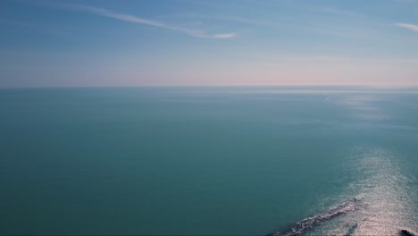 el mar adriático se rompe en spiaggia del frate, en el pueblo de numana, italia, imágenes aéreas de drones