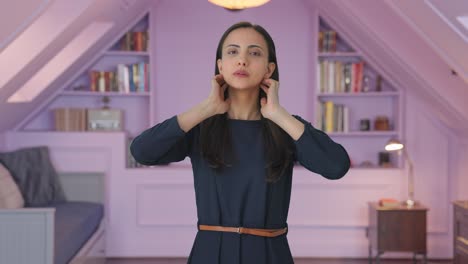 chica india preparándose para salir