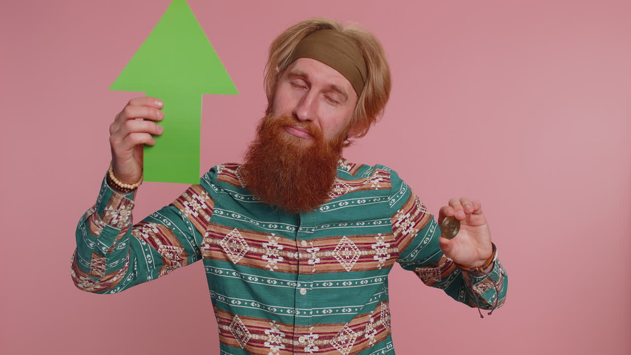 хиппи-человек, показывающий золотые биткоины, добыча btc, увеличение, криптовалютные инвестиции, карьера богатства