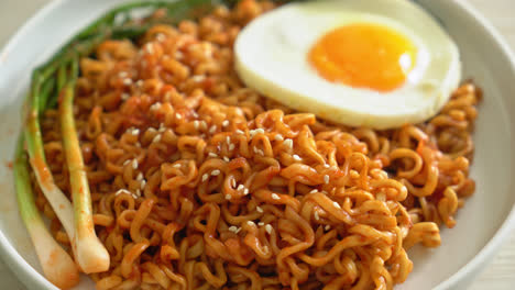 Homemade-dried-Korean-spicy-instant-noodles-with-fried-egg