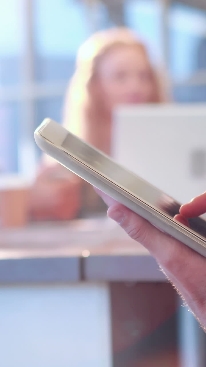 hombre de negocios usando una tableta con sus colegas detrás de él