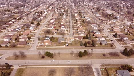 Vehicles-Driving-Along-Metro-Parkway-With-Cty-Buildings-At-Sterling-Heights-In-Michigan,-USA