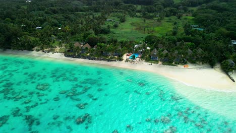 vista desde un avión no tripulado de un complejo de lujo con piscina infinita en el borde de la laguna muri en rarotonga, islas cook