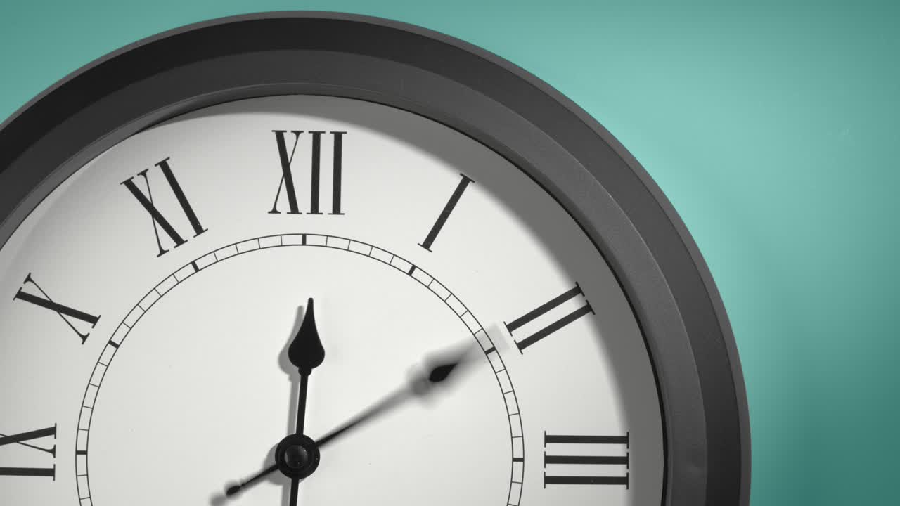 Quadrante di orologio romano su parete ciano, blu acquamarina, celadon, verde mare in time lapse