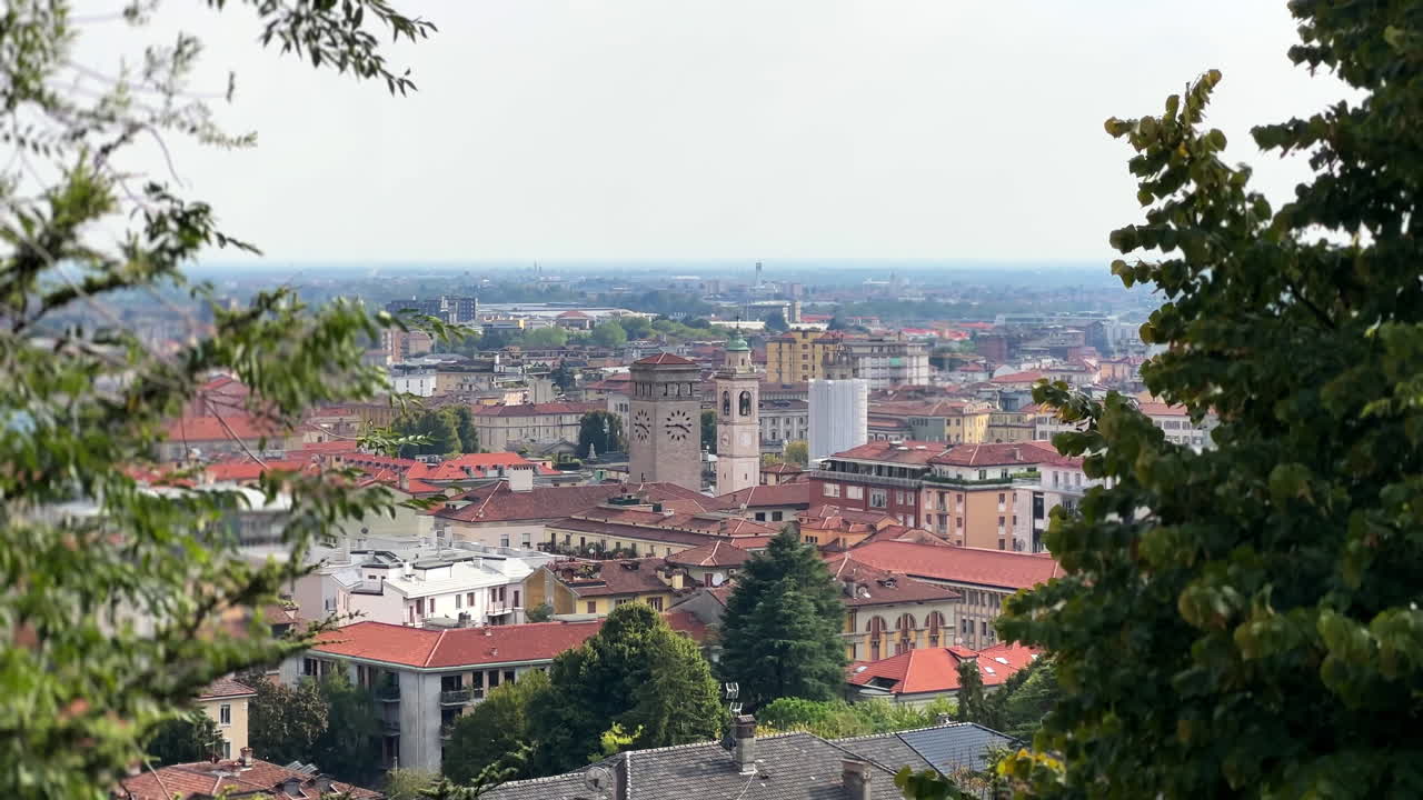 Udsigt over Bergamos historiske italienske by fra oven