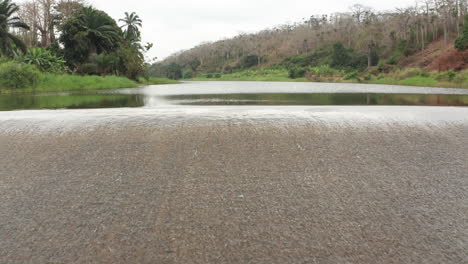 revelar sobre un río, represa en un río en angola, áfrica 7