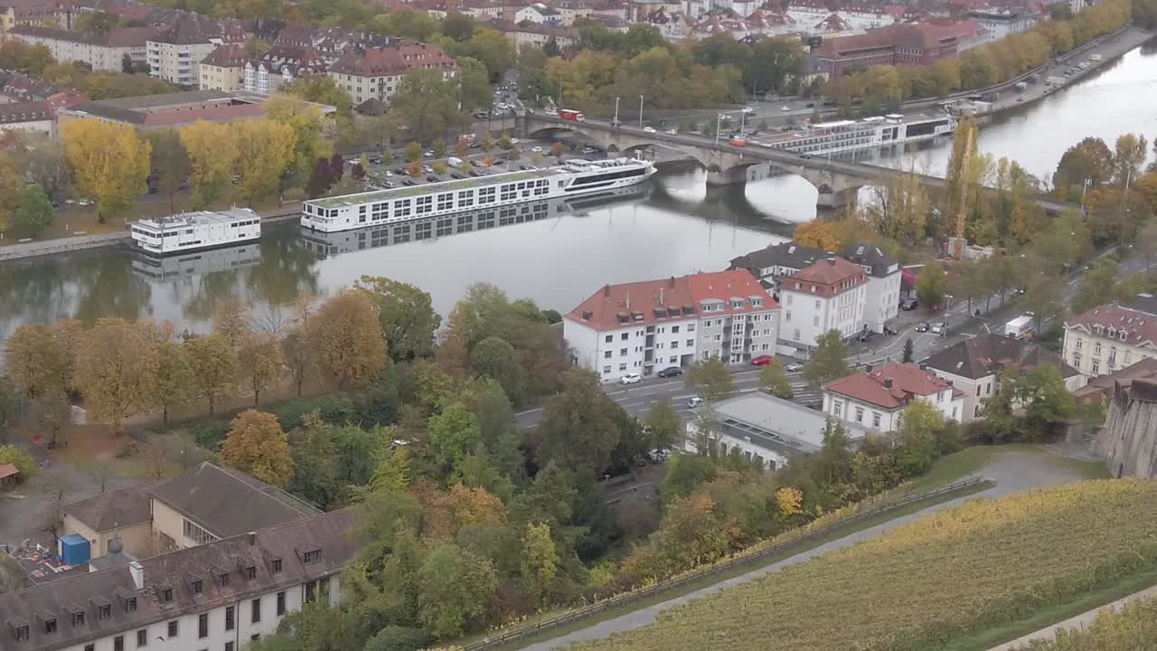 alemania wurzburg marienberg fortaleza es un palacio de propiedad estatal y jardines a lo largo del río rin