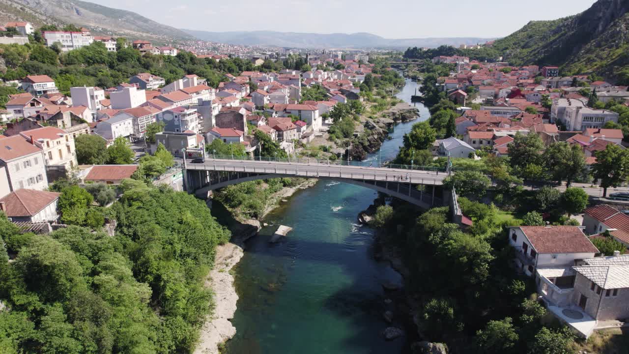 el puente serenear lučki most sobre el río esmeralda, bosnia