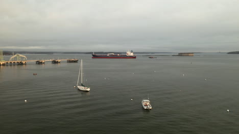 Impresionante-Vista-Aérea-De-Un-Gran-Barco-De-Transporte-En-Casco-Bay-Cerca-De-Fort-Georges,-Maine