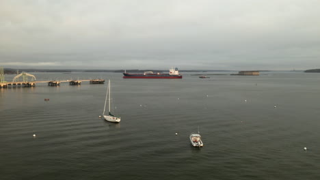 impresionante vista aérea de un gran barco de transporte en casco bay cerca de fort georges, maine