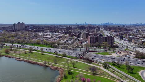 Una-Vista-Aérea-Sobre-El-Lago-Del-Prado-En-Un-Hermoso-Día-En-Queens,-Ny