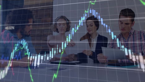 animación de gráficos de mercado de valores sobre personas de negocios analizando documentos en la oficina