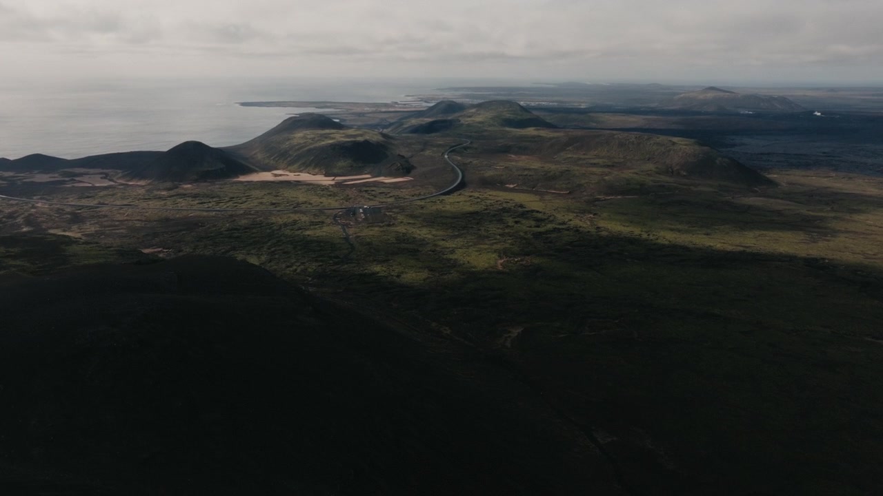 Panoramica aerea su coni vulcanici e costa Reykjanes Islanda