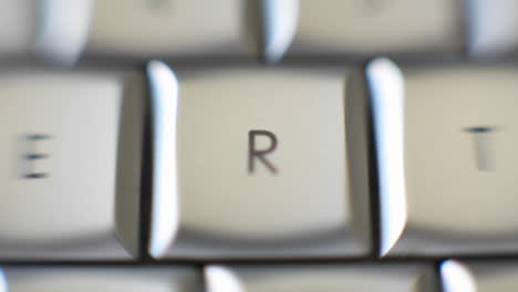 la letra r enfocada en un teclado